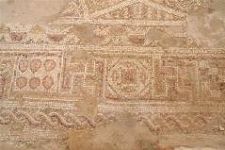 古镇曼席特遗址，尼罗（Nile）教堂地板上的卍字符。（右图）