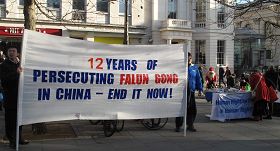 国际人权日，法轮功学员在伦敦圣马丁广场讲真相反迫害