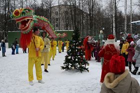 法轮功学员表演的舞龙舞狮受到莫斯科民众欢迎