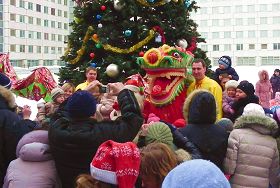 法轮功学员表演的舞龙舞狮受到莫斯科民众欢迎