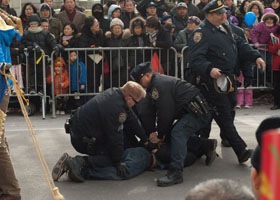 骚扰法轮功纽约游行　暴徒被逮捕