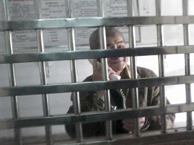 廖松林在湖南常德津市监狱七监区接见室被戴着手铐接见