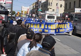 二零一一年二月二十七日，旧金山的法轮功学员和支持者在旧金山中国城游行，声援九千万三退，呼吁制止迫害。