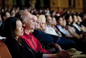 二零一一年二月二十三日晚，在悉尼著名的帝苑剧院内，现场观众凝神专注地观看神韵国际艺术团在悉尼的最后一场演出