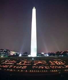 2003年7月，法轮功学员在美国华盛顿大型排字组成“法正天地”