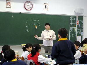 正在课堂上上课的老师李长柏。