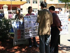 法轮功学员在中共驻澳洲中使馆前向大陆游客讲真相