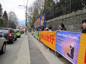 四月九日，温哥华学员在中领馆前拉横幅抗议