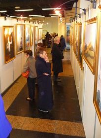 '真善忍美展在圣马罗市政府展厅吸引众多参观者'