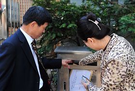 韩国法轮大法学会在中共驻韩使馆前纪念“四•二五和平大上访”十二周年，并将声明书投入中使馆的邮箱