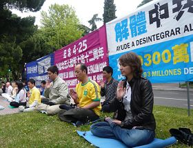 二零一一年四月十六日，西班牙法轮功学员中使馆前纪念四二五，和平反迫害