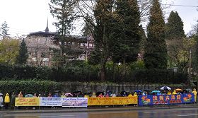 四月二十五日，温哥华学员冒雨在中领馆前抗议中共迫害