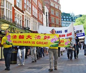 法轮功学员在伦敦游行，纪念“四•二五”，传播真相