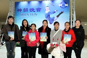 佳缘舞蹈团团长刘于瑄（中）三月二十六日带着学生来观赏神韵演出