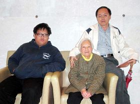 台中市韵声合唱团指挥萧炬明（右）二十六日带着八十六岁的母亲及孩子观看神韵晚会
