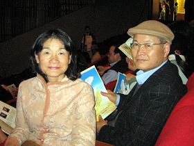 二零一一年四月一日晚间，西亚贸易公司董事长张志忠偕同夫人周秀凤观赏神韵晚会在台北市首场演出。
