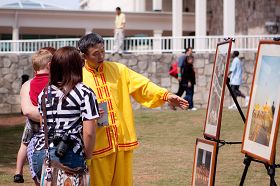 亚特兰大学员在石头山公园庆祝“世界法轮大法日”，并向游客介绍法轮功