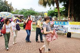 台北法轮功学员在士林官邸拉横幅讲清真相，路过的旅客高喊“法轮大法好！”