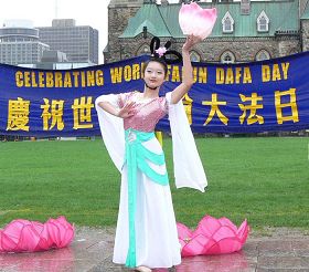 '中国古典舞的优美舞姿吸引了大量游客。'
