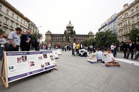 '捷克学员在瓦茨拉夫广场演示法轮功功法，并摆放真相图片展。'