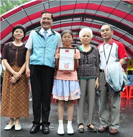 翁婷和父母及奶奶一家四口于颁奖典礼后，和新竹市长许明财（左二）合影