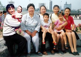 左起：大女儿刘红辉、母亲董淑兰、二女儿刘红艳、儿媳、小女儿刘红霞