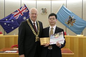 布莱克镇市长（左）向法轮功团体代表颁奖