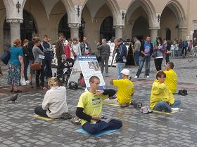克拉科夫老城广场上，波兰民众在观看法轮功真相展板