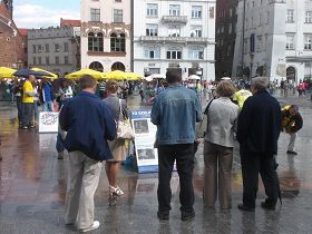 老城广场上，波兰民众观看法轮功真相展板