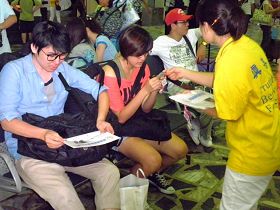 台湾花莲法轮功学员向民众发送真相传单