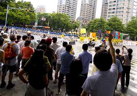 '二零一一年七月十七日午后，台湾北区法轮功学员举行“拯救善良停止迫害”大游行'