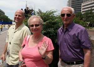 来自乌克兰的旅游者捷妮（音）、昂哲尔（左）和得夫（右）
