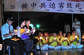 来宾与屏东法轮功学员一起于恒春国小悼念在中国大陆受迫害致死的法轮功学员。