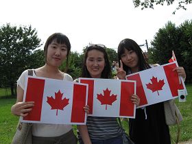 韩国留学生京（左）和她的同学