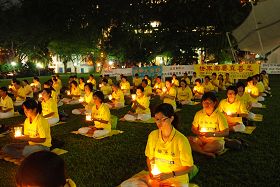 新加坡法轮功学员在芳林公园举行烛光悼念活动