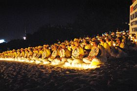 印尼五百多位大法弟子在海边举行悼念活动