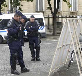 负责维护秩序的法国警察也在观看法轮功真相展板