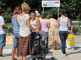 七月二十三日在普罗夫迪夫，签名支持法轮功的民众络绎不绝。