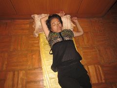 图为2011年7月1日，崔玉桃被迫害致生命垂危回家后的照片。