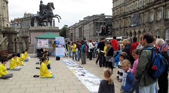 法轮功学员在爱丁堡国际艺术节上展示法轮功功法