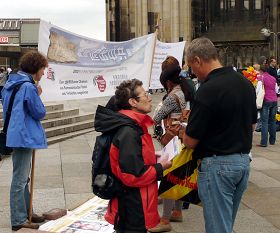 法轮功学员在科隆大教堂前讲真相