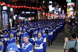 台湾法轮功学员组成的天国乐团，雄壮的军乐演出震撼现场民众