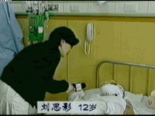 做了气管切开手术的刘思影，在伤后四天就带着插管声音清晰的接受采访，还有兴致唱歌