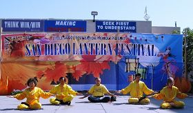 法轮功学员在圣地亚哥中秋灯节上演示功法
