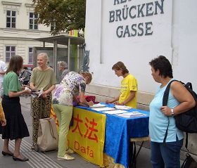 法轮功学员在维也纳华人商埠区讲真相