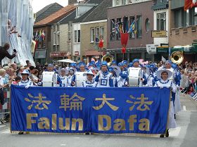 欧洲天国乐团在荷兰尊德尔特市（Zundert）节日游行队伍中