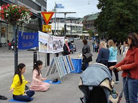 芬兰法轮功学员首都赫尔辛基市中心火车站广场设立讲真相点