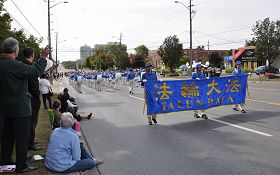 多伦多天国乐团参加第三十五届康山村节庆，受到沿途观众的欢迎。