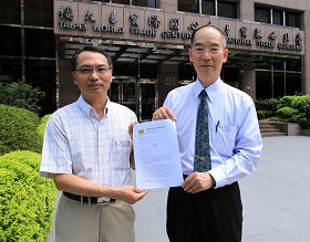 台湾营救受迫害法轮功学员协会理事长萧松山（左）与副理事长戴瑞鹏，向驻台北韩国代表部递交请愿书表达抗议。