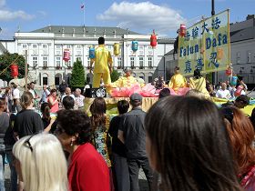 华沙市民在总统府门前观看法轮功学员的彩船